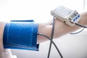 Ein Arm mit medizinischer Ausrüstung für langzeit Blutdruckmessung